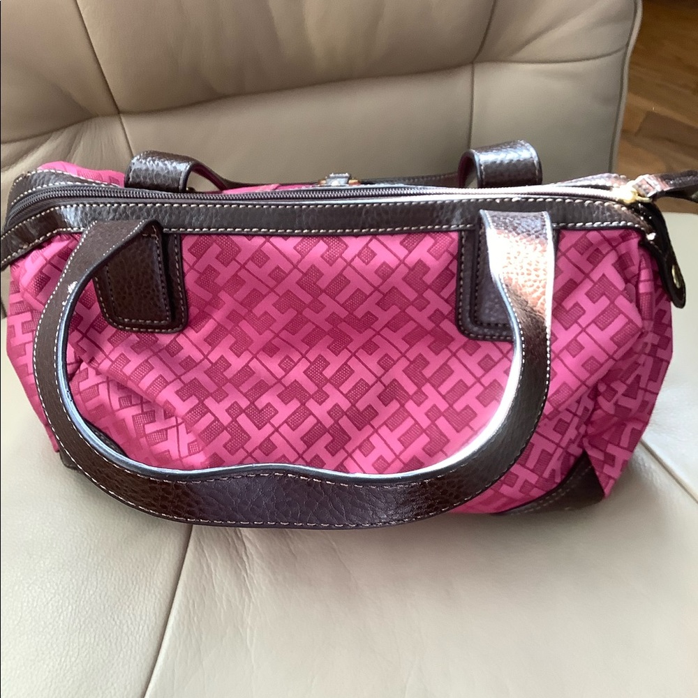 NEW Tommy Hilfiger Hand/ Shoulder Bag with Logo design Gorgeous. - Picture 4 of 15